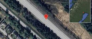 Stillastående personbil på väg 97 – stopp i ett körfält