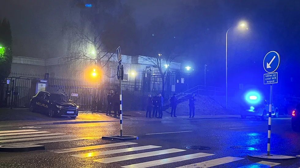 Polisen utanför den ryska ambassaden.