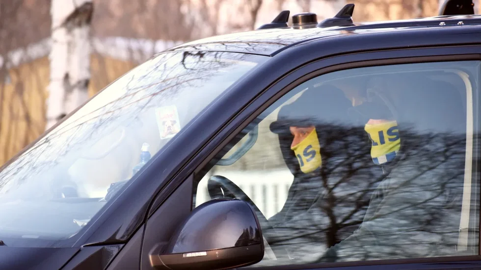 Maskerade poliser på plats vid bostaden där granaterna ska ha funnits.