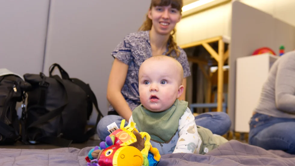 Hugo har det tredje vanligaste namnet på pojkar födda i Norrbotten ifjol. Här med mamma Maria Stenman på öppna förskolan i Luleå.