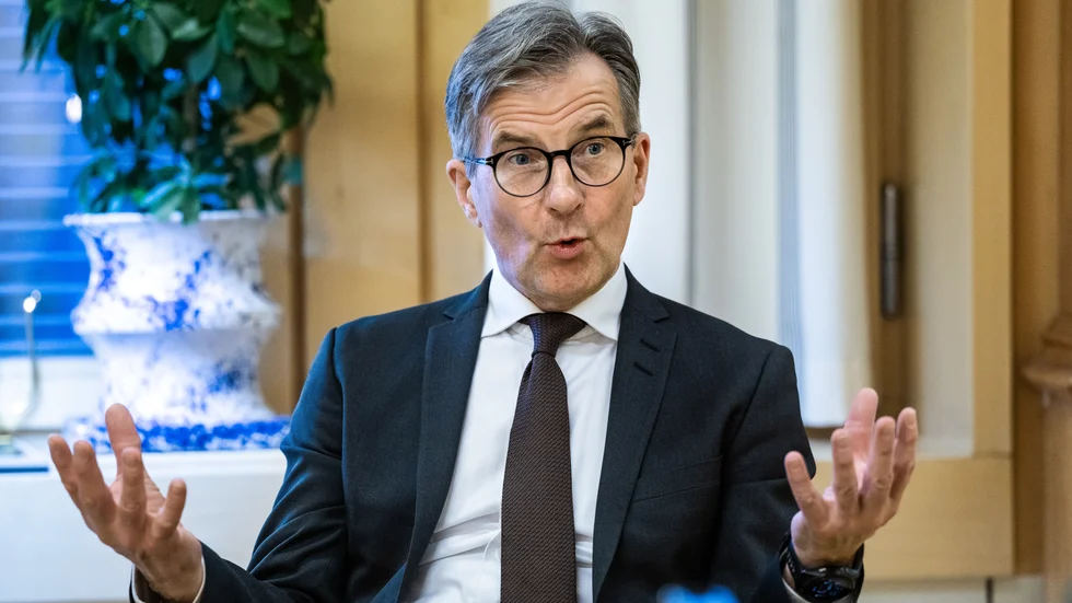 Marknaden räknar överlag med två räntesänkningar av Riksbanken, med chefen Erik Thedéen, i år. Arkivbild.