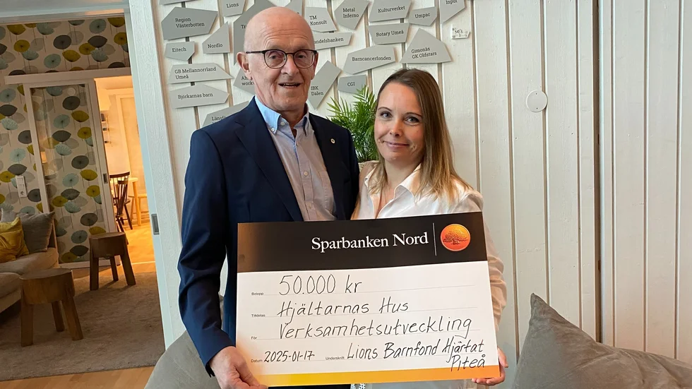 Östen Häggström, företrädare för Lionsklubbarna i Piteå, hade nöjet att överlämna penninggåvan till Victoria Granlund, verksamhetsledare vid Hjältarnas hus.
