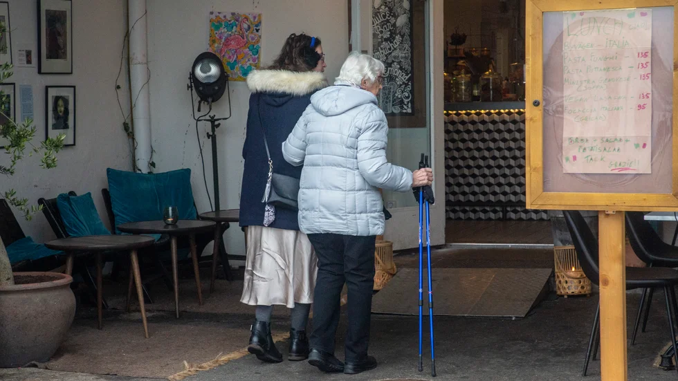 Kan fler anhörigvårdare vara lösningen på personalbristen inom omsorgen?