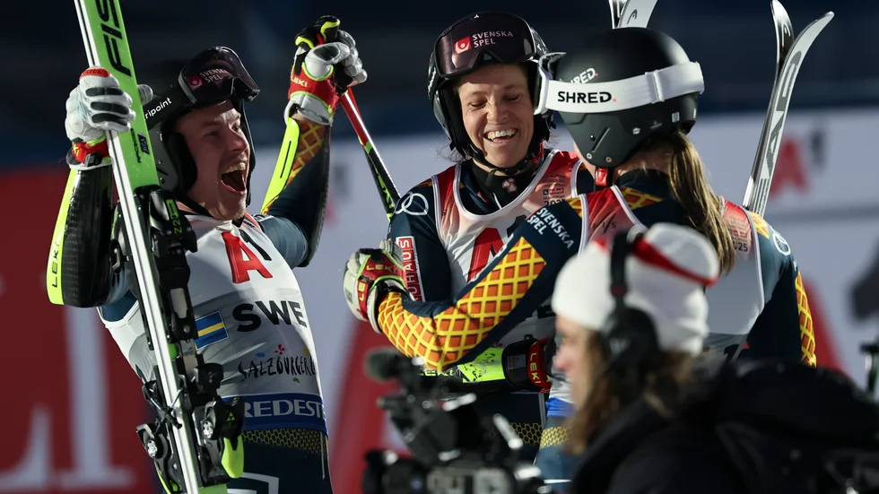 Kristoffer Jakobsen, Sara Hector aoch Estelle Alphand jublade efter att ha tagit brons på alpina VM:s första tävlingsdag.
