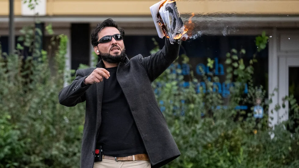 Koranbrännaren Salwan Momika saknade personskydd när han sköts till döds, enligt uppgifter. Bilden är från en koranbränning i Malmö 2023.
