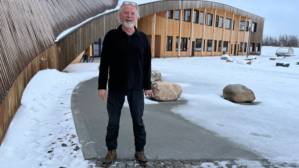 Efter tio år som chef på den Samiska Nationalteatern Beaivvás i norska Kautokeino tackar Rolf Degerlund för sig och återgår till sin karriär som skådespelare och flyttar hem till Boden. En av de viktigaste uppdragen under dessa år har varit att skapa förutsättningar för och bygga det nya teaterhuset Čoarveátta. 