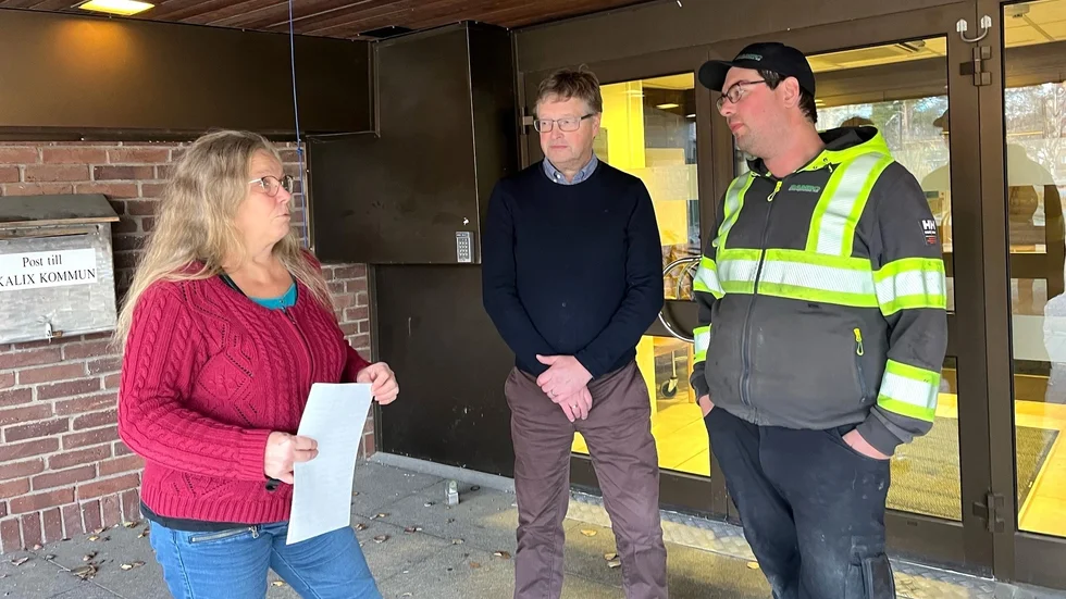 Rose-Marie Henriksson, Mårten Öhman och Andreas Johansson vid överlämnandet av protestlistorna.