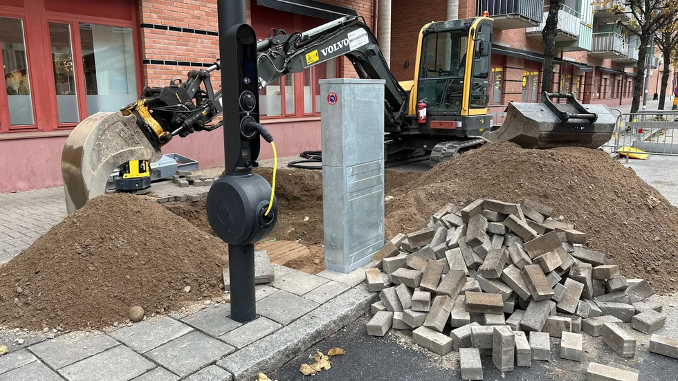 Under tisdagen grävde man på Fredsgatan och under onsdagen monterade man det sista på det nya elskåpet.