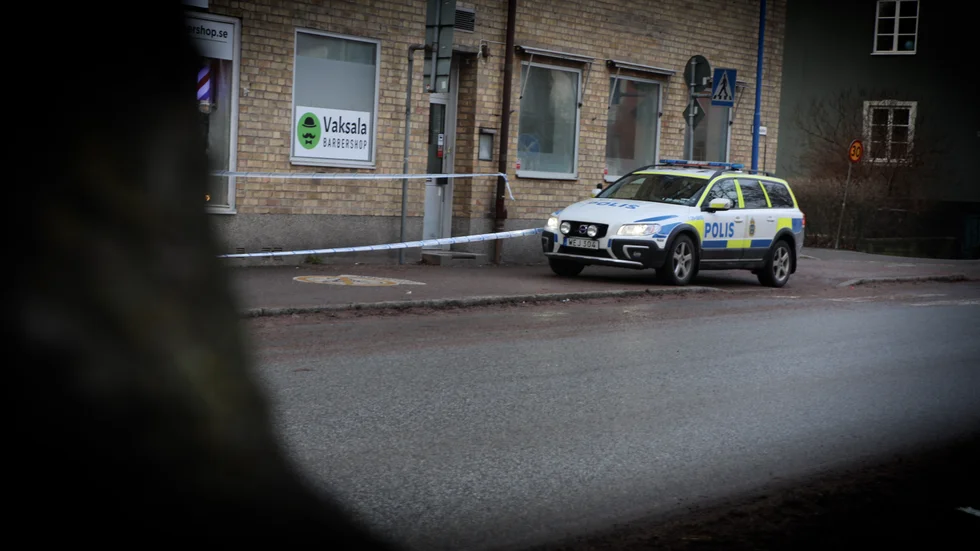 Genom bildmaterial kan polisen se hur pistolen transporterades till Uppsala. Nio dagar efter det används den vid ett mordförsök på Vaksalagatan.