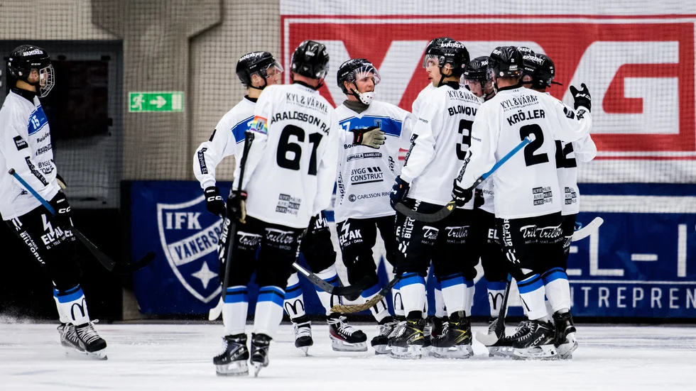Albin Thomsen har gjort 2-1 för Sirius mot Vänersborg. Han blev tremålsskytt när Sirius bröt förlustsviten. Laget hade inte vunnit i Arena Vänersborg sedan 2011.