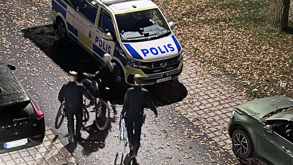 Polisen gjorde beslag på en adress i Motala natten mot måndag, i samband med att de skulle omhänderta en efterlyst person.