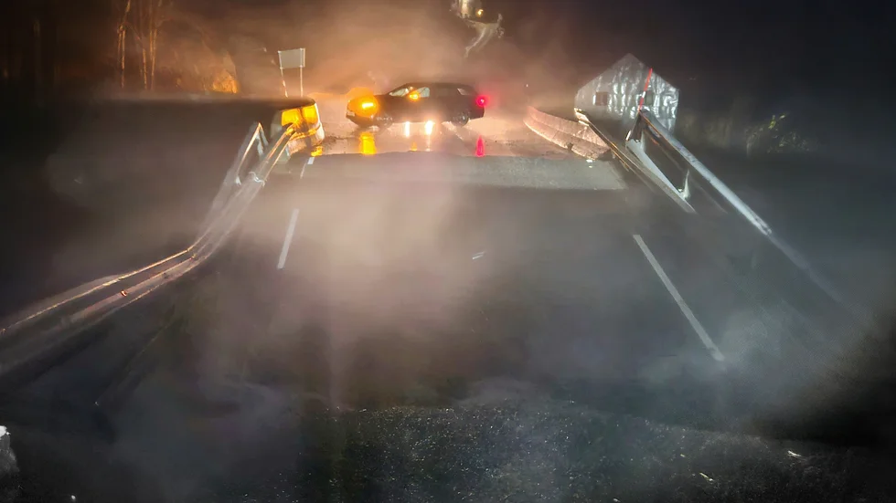 En bro som delvis kollapsat i Ullensvangs kommun i västra Norge efter ovädret Jakob.