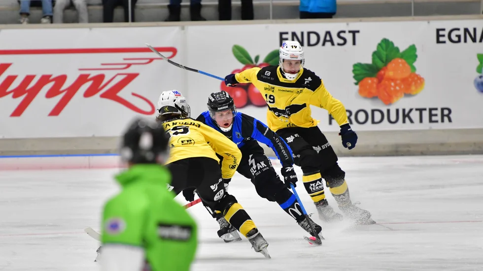 Blåklädde Siriusspelaren Albin Thomsen tar sig fram under den första halvleken mot Broberg.