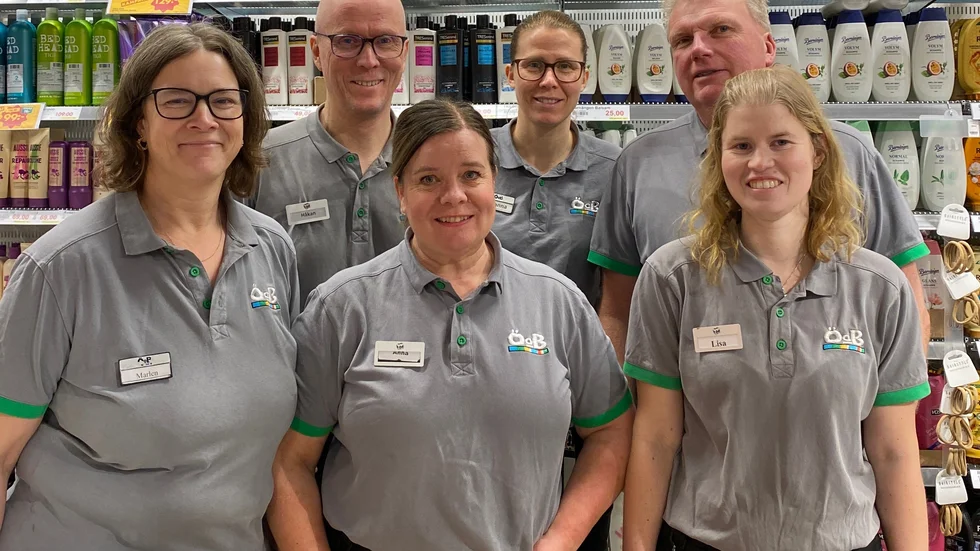 Håkan Ericsson (till vänster i bakre raden) är butikschef på ÖoB i Vimmerby.