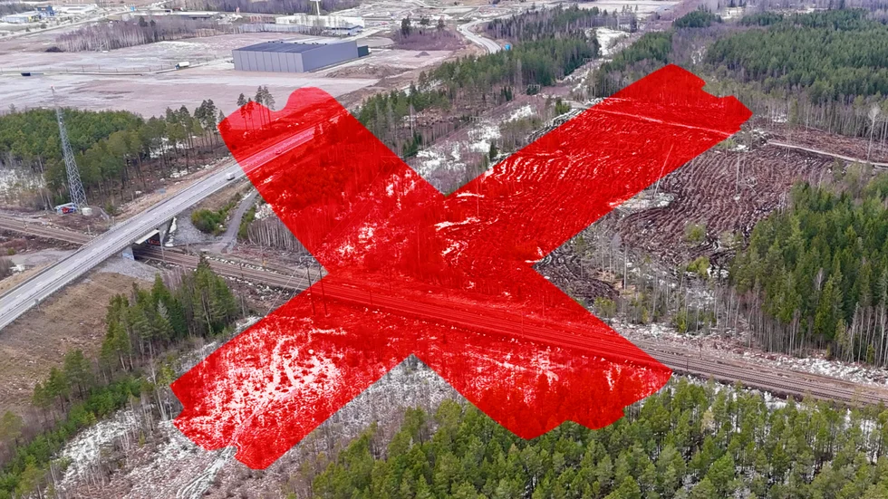Västra stambanan är tänkt att utökas med två förbigångsspår öster om Katrineholm. Till vänster i bild syns bron på Östra förbifarten, där väg 52/55/56 korsar järnvägen. Nu har dock regeringen dragit i handbromsen. 