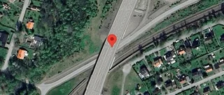 Personbil stillastående på väg 50 – stopp i ett körfält