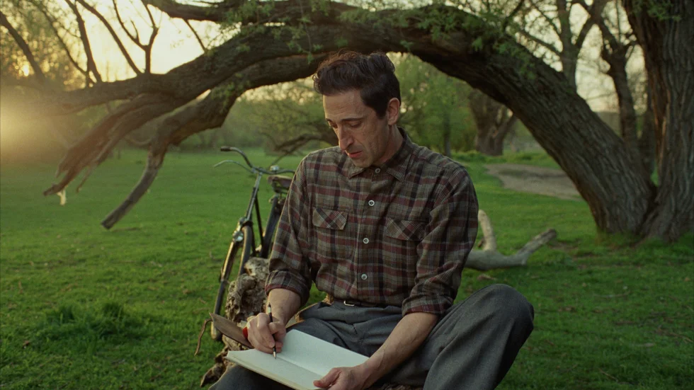 Adrien Brody känns självklar i rollen som László Tóthj i nya "Brutalisten". Tankarna går till hans roll i genombrottet "Pianisten"(2002)