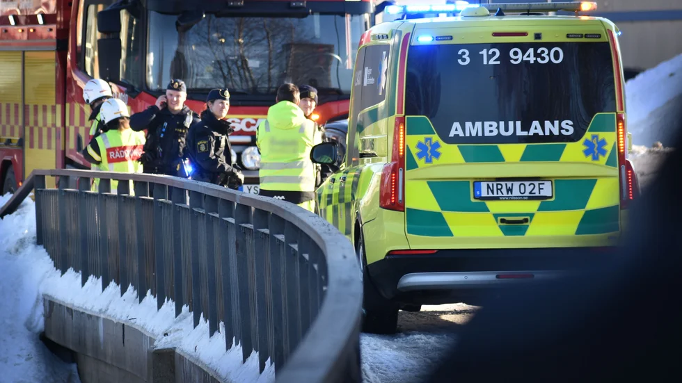 Ambulans, räddningstjänst och polis kom till olycksplatsen.