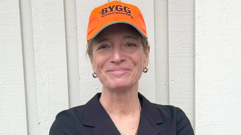 Anette Novak with a cap carrying a clear message: Build the Norrbotniabanan rail link