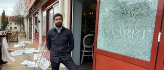 Ensam gärningsman gick till attack – slog sönder 13 rutor