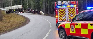 Lastbilssläp med pellets välte ner i dike • Vägen avstängd