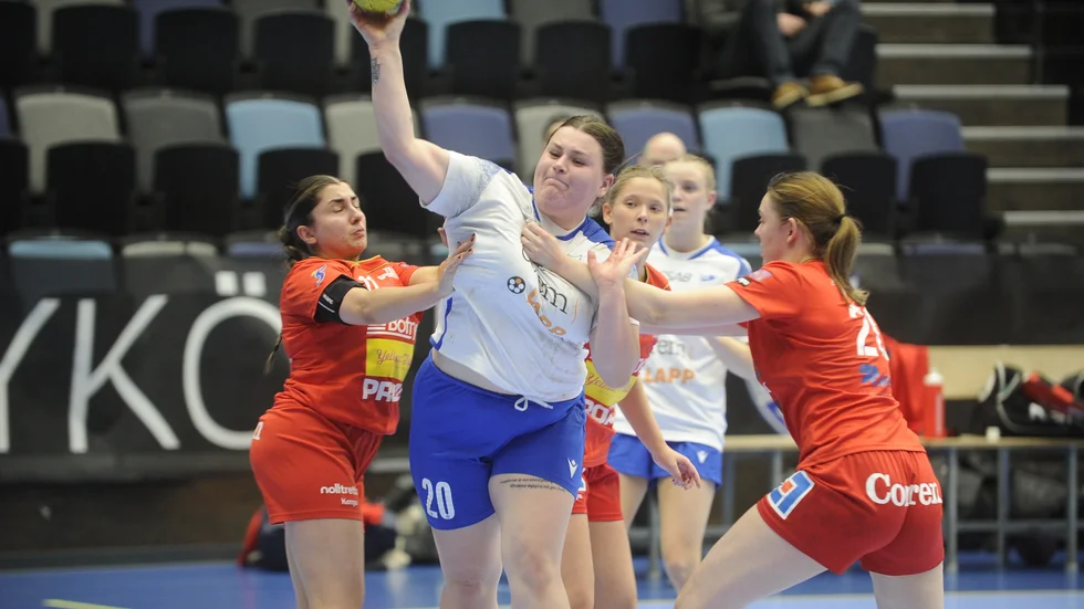 Olivia Hällegard är spelande assisterande tränare i säsongens upplaga av IFK Nyköpings damalg.