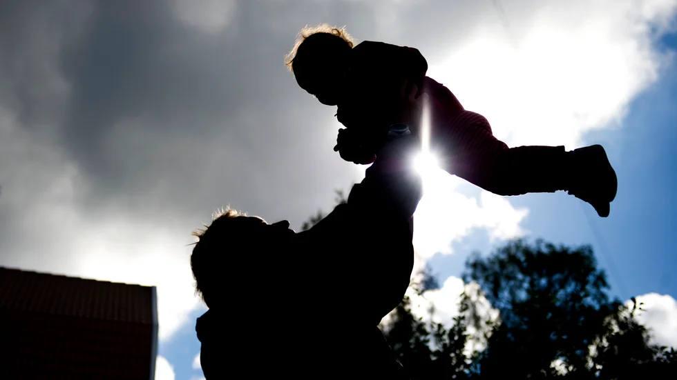 Mäns uttag av föräldraledighet har ökat tydligt de senaste årtiondena drivet av politiska reformer. Men utvecklingen har stannat av och kvinnor står fortfarande för merparten av föräldraledigheten. Arkivbild.