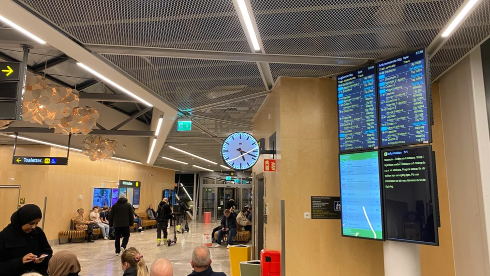 18 procent av alla tåg som stannade i Strängnäs och Läggesta under november var mer än fem minuter sena, visar Newsworthys sammanställning. Bilden är tagen på Strängnäs resecentrum den 25 november, en trafikdag med extra mycket problem.