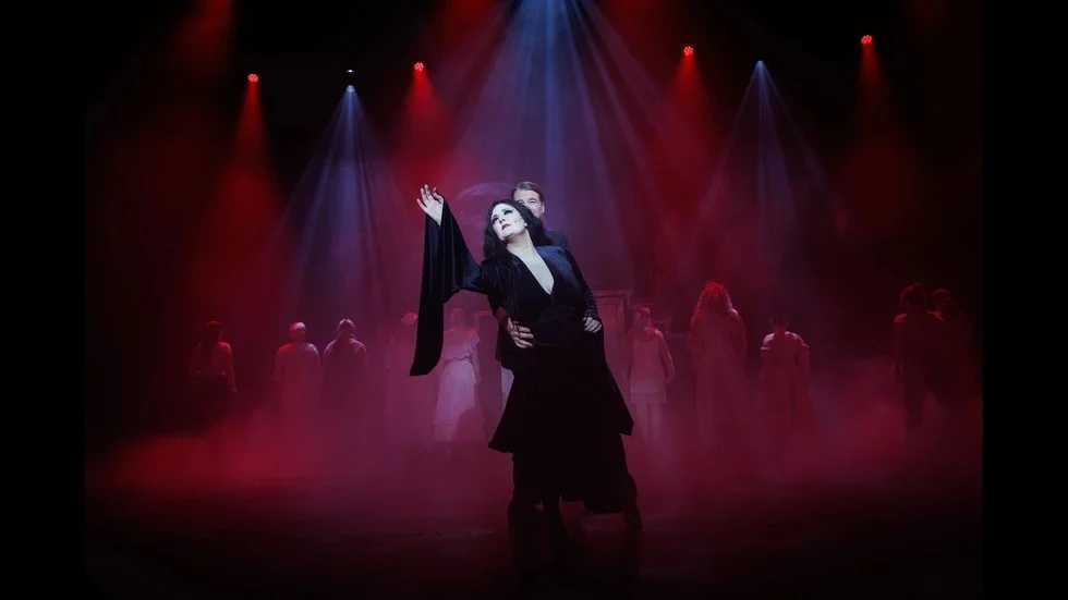Simon Karlsson och Katrin Kernell spelar Gomez och Morticia, föräldrarna i familjen Addams. Den lilla föreningen mitt ute i skogen producerar storslagna musikalproduktioner. Broadwaymusikalen Familjen Addams hade premiär den 5 oktober. Mellan premiären och den sista föreställningen den 8 december beräknades det komma ungefär 4500 personer för att titta - alltså nästan 1000 fler personer än som bor i hela kommunen.