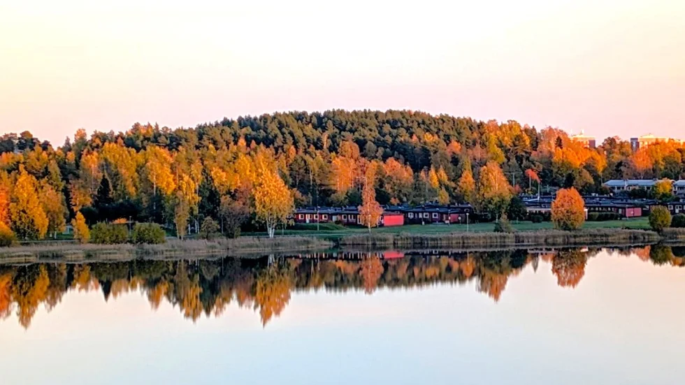 Spegelblankt på Skurholmsfjärden.