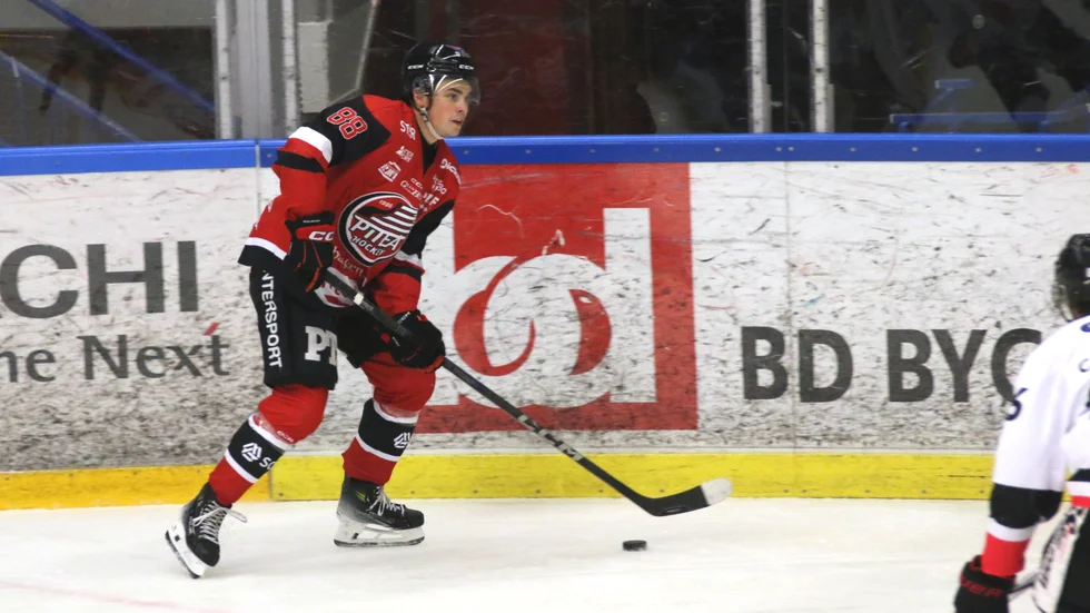 Oskar Lundkvist är i strålande målform till att börja hockeyettan. Hemma mot Kalix gjorde han redan sitt fjärde mål på lika många matcher.