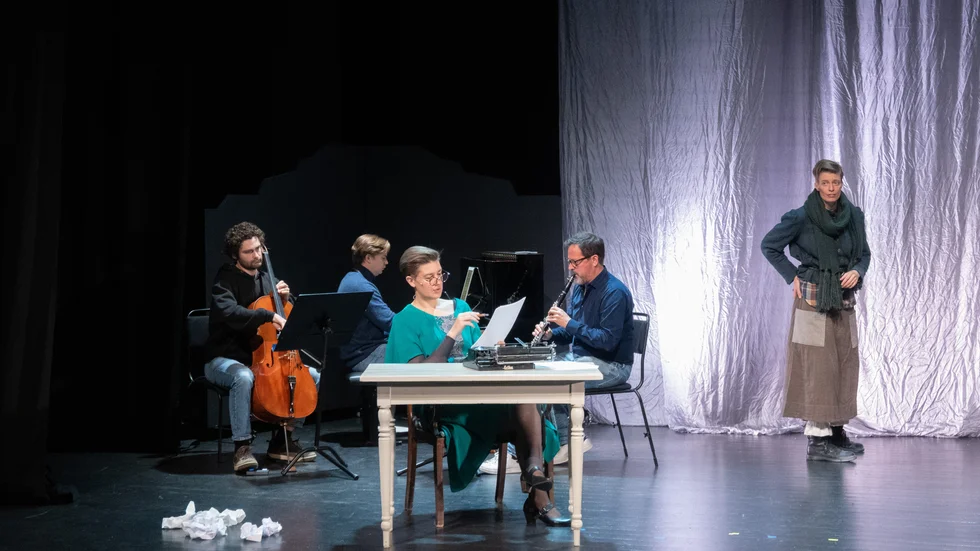 Piteå kammaropera sätter upp två akter som bygger på Virginia Woolfs verk. I ensemblen ingår sångerskan Emma Sventelius, skådespelerskan Andrea Björkholm samt musikerna Béla Beer på cello, Pontus Carron på piano och Robert Ek på klarinett.