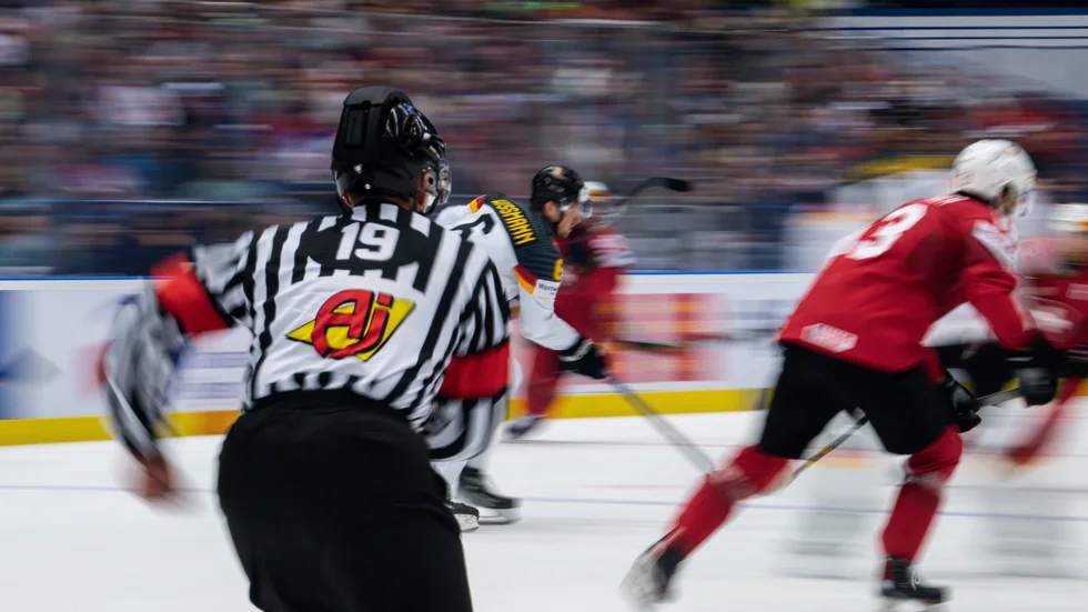 Ishockeydomarna i Region Öst kan gå ut i strejk på fredagen och därmed hotas många lokala matcher under veckoslutet.