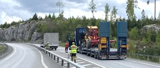 Flera lastbilar i olycka utanför Malmköping – vägen avstängd