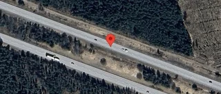 Stopp i ett körfält på grund av en stillastående personbil på E18