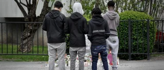 Kompisarna samlas vid minnesplatsen: "Jättetungt"
