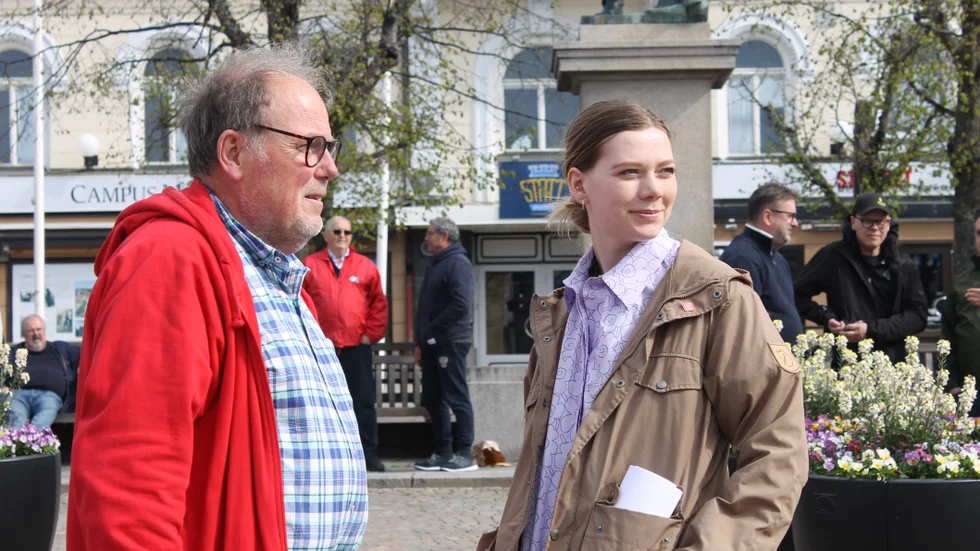 Lisa Nåbo, SSU-ordförnade, var årets talare på första maj i Motala. Innan det långa tåget, med musikkår i spetsen, avgick från Stora torget blev det ett samtal med Johan Andersson, Motalas riksdagsman.