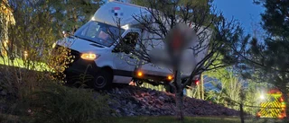 Lastbil stod illa till i Åselstad –  nära glida ner för slänt