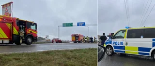 Bil började brinna under färd – i Årbyrondellen