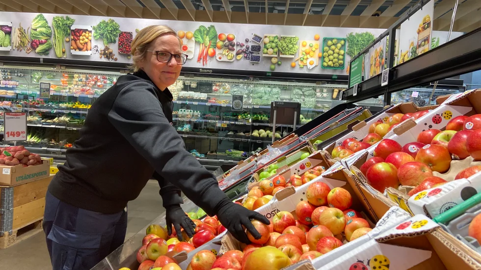 Anna Hållqvist är butikschef på Stora Coop i Finspång. Förutom snabb energi i form av mat, spår hon att vätskeersättning kommer gå åt till orienterarna.