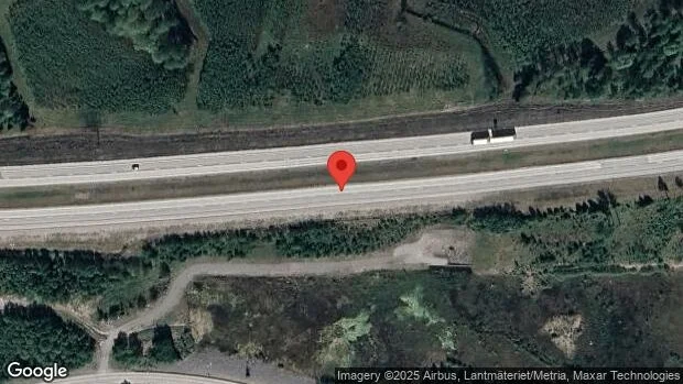 Stillastående personbil ger stopp i ett körfält på E20