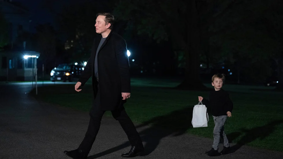 Elon Musk med sin son utanför Vita huset den 13 april.