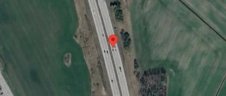 En stillastående personbil ger ett körfält blockerat på E4