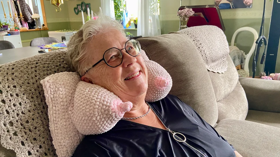 Annica Jonsson bröstkuddar gör succé, bland annat i sociala medier. "Den funkar som tv-kudde, eller som någon sa, man kan ta med den på flyget, om man vill", säger hon.