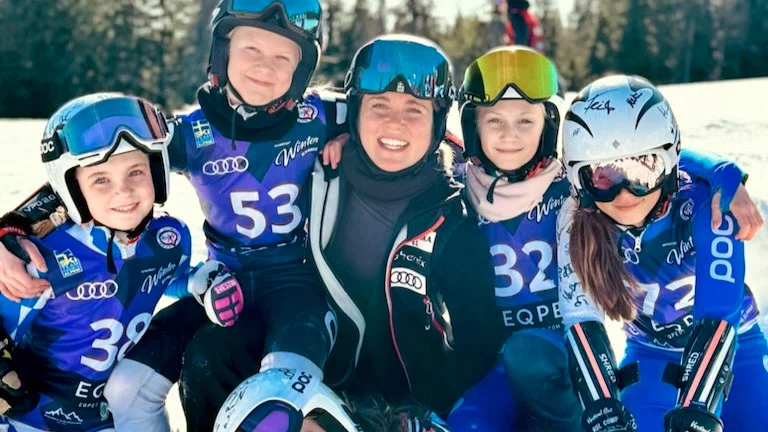Moa Boström Müssener tillsammans med delar av sin egen lilla hejerklack under SM-tävlingarna i Lindvallen, där det blev guld för USLK-åkaren.