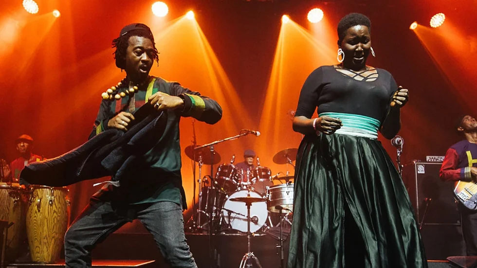 Orchestra Baobab består av ett tiotal musiker som brukar bjuda på minst sagt svängiga scenshower. På söndag 8 juni kommer de till UKK i Uppsala.
