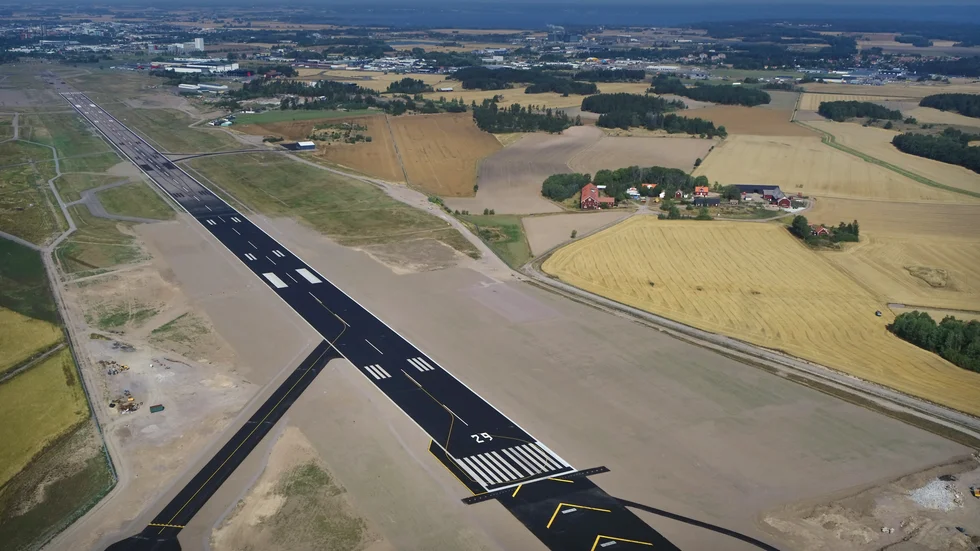 Nu  är den klar, den nya start- och landningsbanan på Linköpings flygplats. Den har flyttats cirka 600 meter i ostlig riktning för att minska flygbullret i Linköping. 