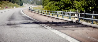 Bil i våldsam brand på E20 – en person vårdas på sjukhus med allvarliga skador 