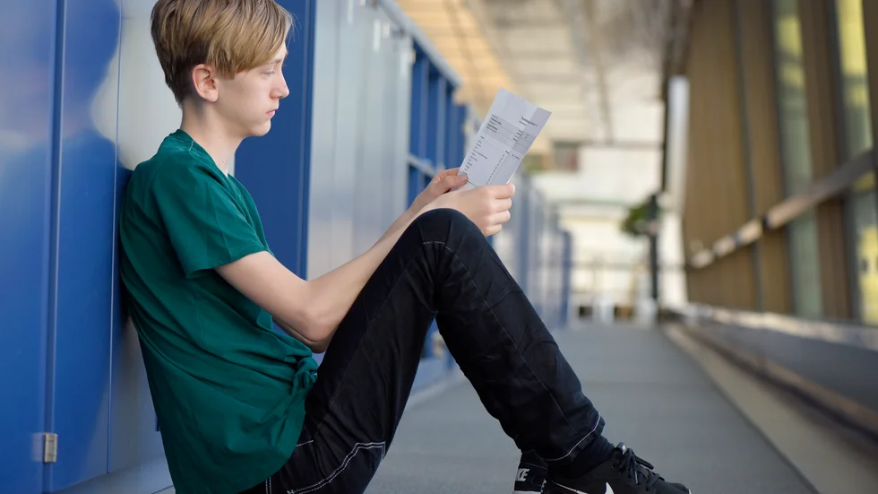 "Skolan är i gång igen. Nu är det betygskriterier som gäller i stället för det som kallades kunskapskrav."


