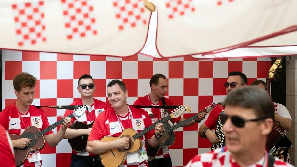 Kroatiska fans laddar i Moskva inför dagens match.